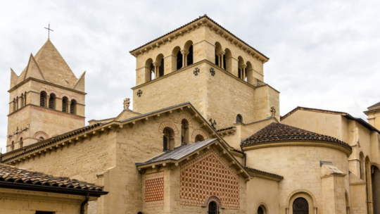 La Basilique Saint-Martin d’Ainay : Un joyau du style roman en plein cœur de la presqu’île lyonnaise